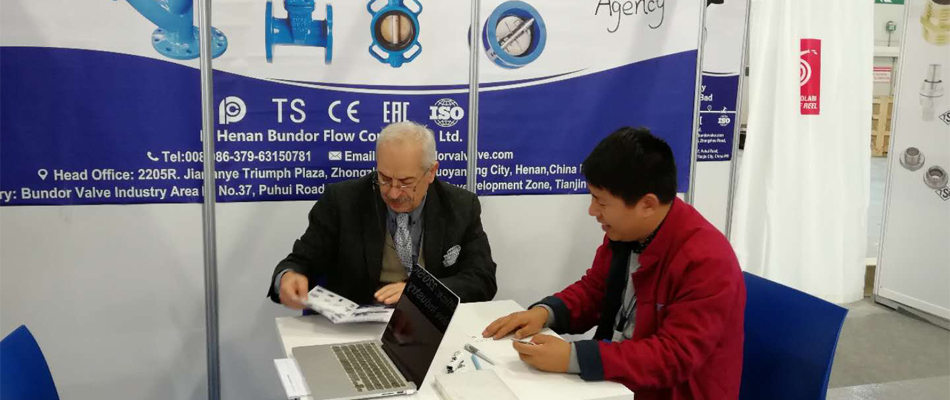 土耳其展會(huì)上 客戶在了解般德產(chǎn)品