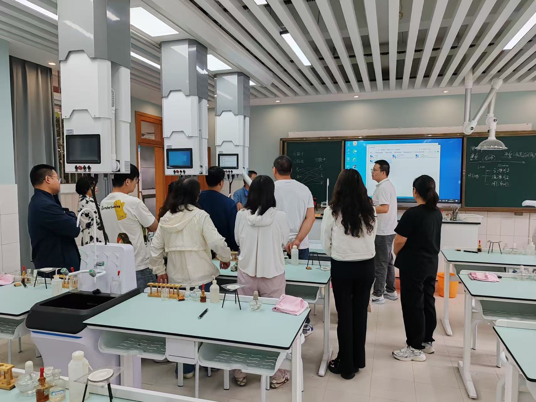 比薩教裝助力云南某校實驗室智能化升級，開啟實驗教學新篇章